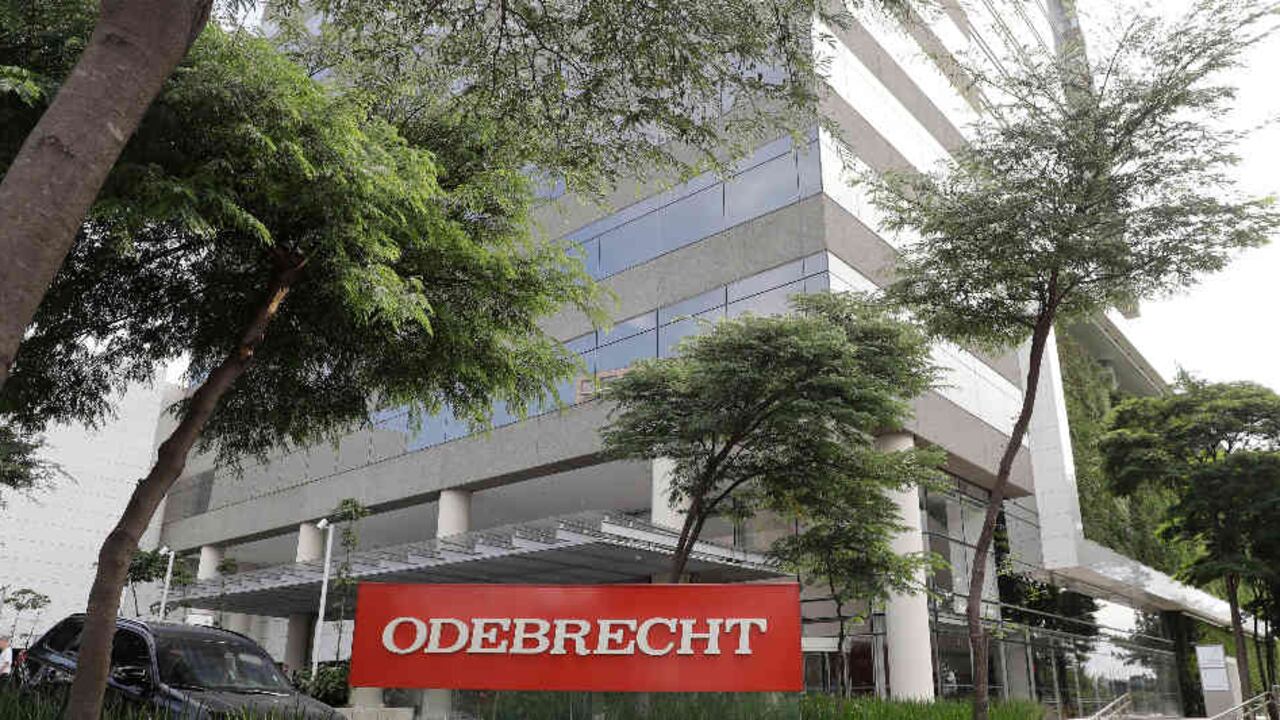 La constructora Odebrecht estuvo involucrada en sobornos multimillonarios en casi todos los países de América Latina. Foto: AP
