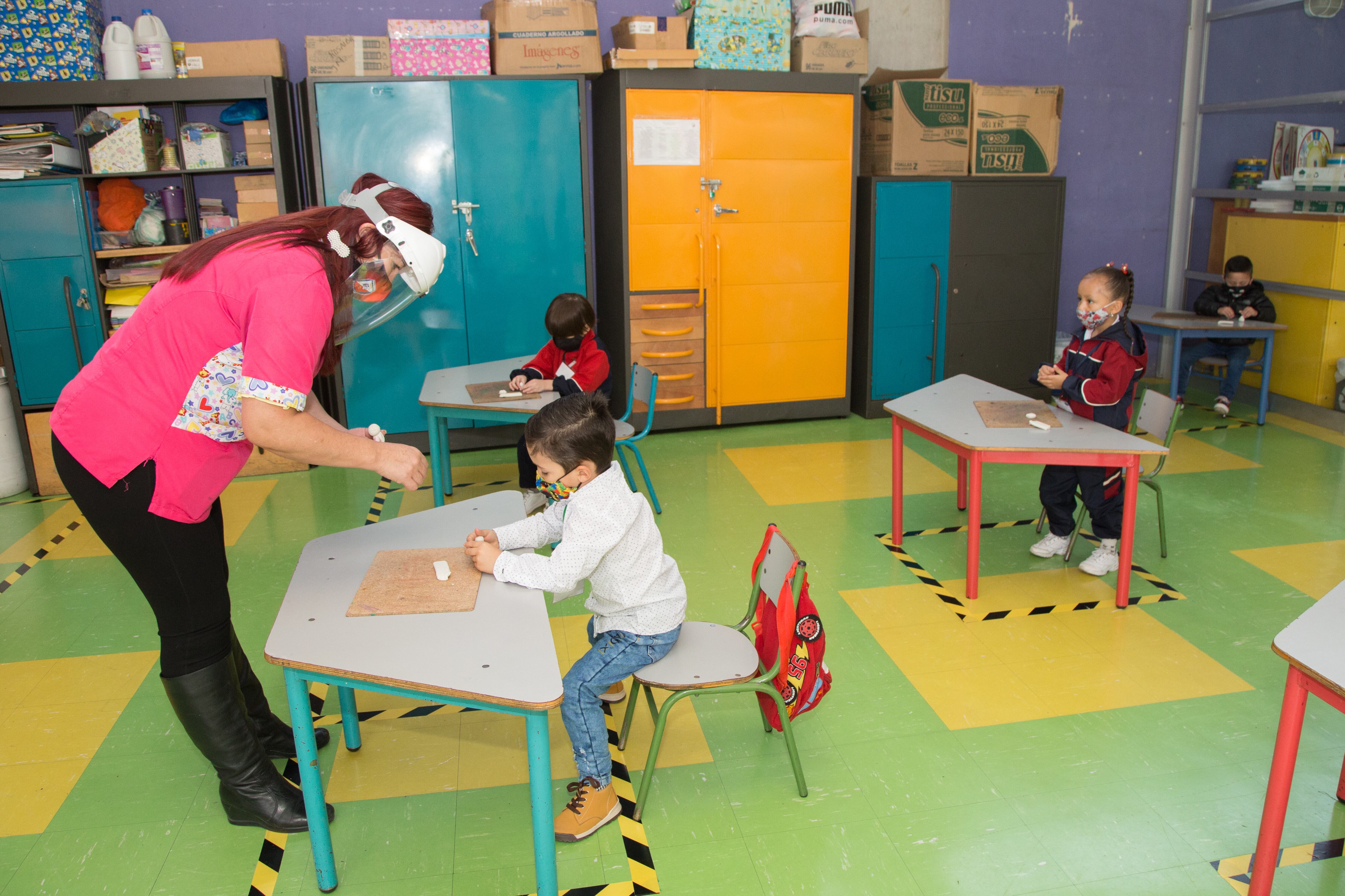 Los colegios oficiales de Bogotá regresan lentamente a la presencialidad.
