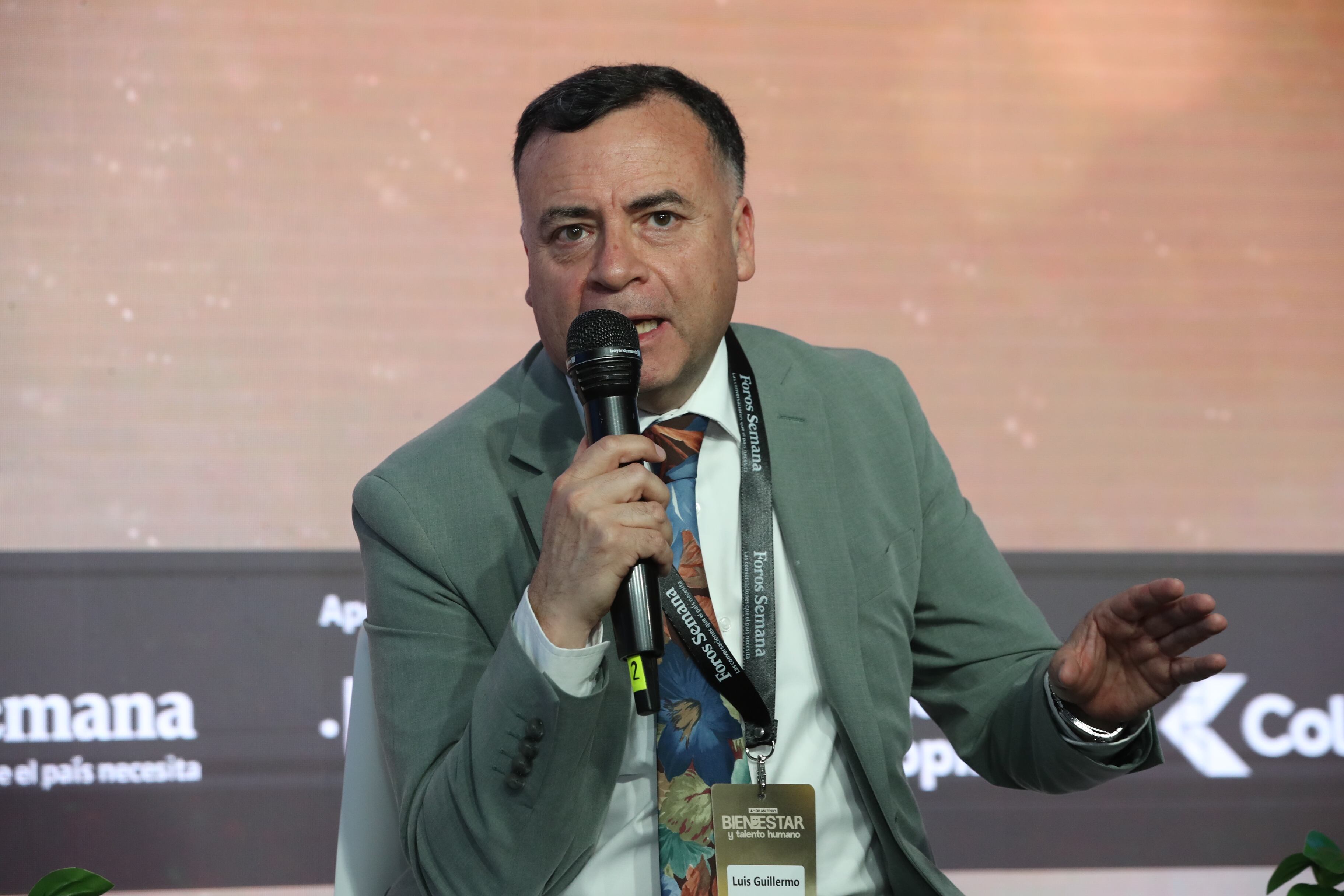 4° Gran Foro de Bienestar y Talento Humano
Martes 10 de marzo de 2026

CONVERSATORIO | La nueva productividad: bienestar primero
Objetivo: Analizar en un conversatorio el bienestar y la salud mental como estrategia de negocio, abordando el
estrés laboral y la fatiga emocional, la prevención del acoso laboral y los riesgos psicosociales, los beneficios no
salariales y el equilibrio vida–trabajo (desconexión digital y flexibilidad).
●
●
●
Andrés Martínez Vanegas
CEO de Espacio Psicosocial y docente del CESA de gestión humana
Luis Guillermo Márquez
Líder nacional de Medicina Empresarial de ARL AXA COLPATRIA
José Miguel Carreira
Socio de Talengo
Moderador: Óscar Jiménez
Consultor experto en talento humano y docente de gerencia estratégica de la Universidad Javeriana