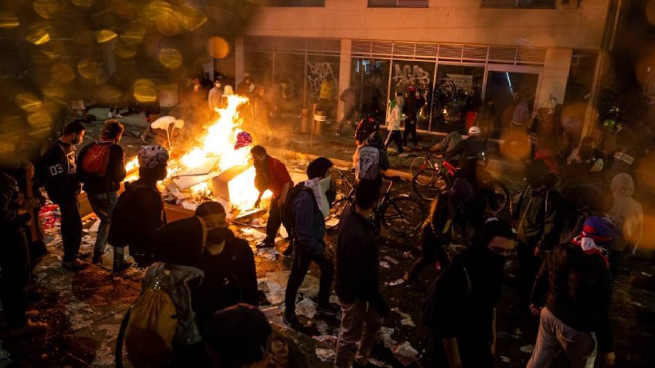 Protestas en Bogotá y otras ciudades dejaron cinco muertos y ochenta heridos.