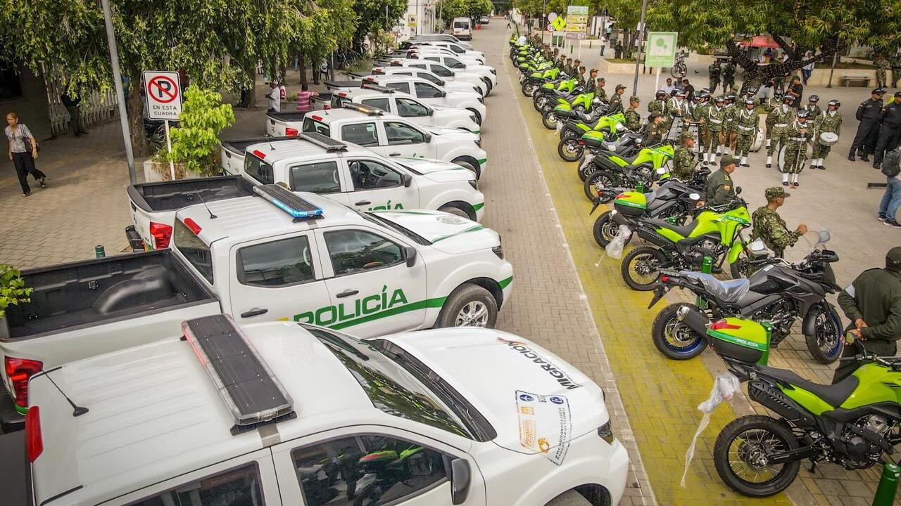 Motos y vehículos que recibió la fuerza pública en Córdoba.