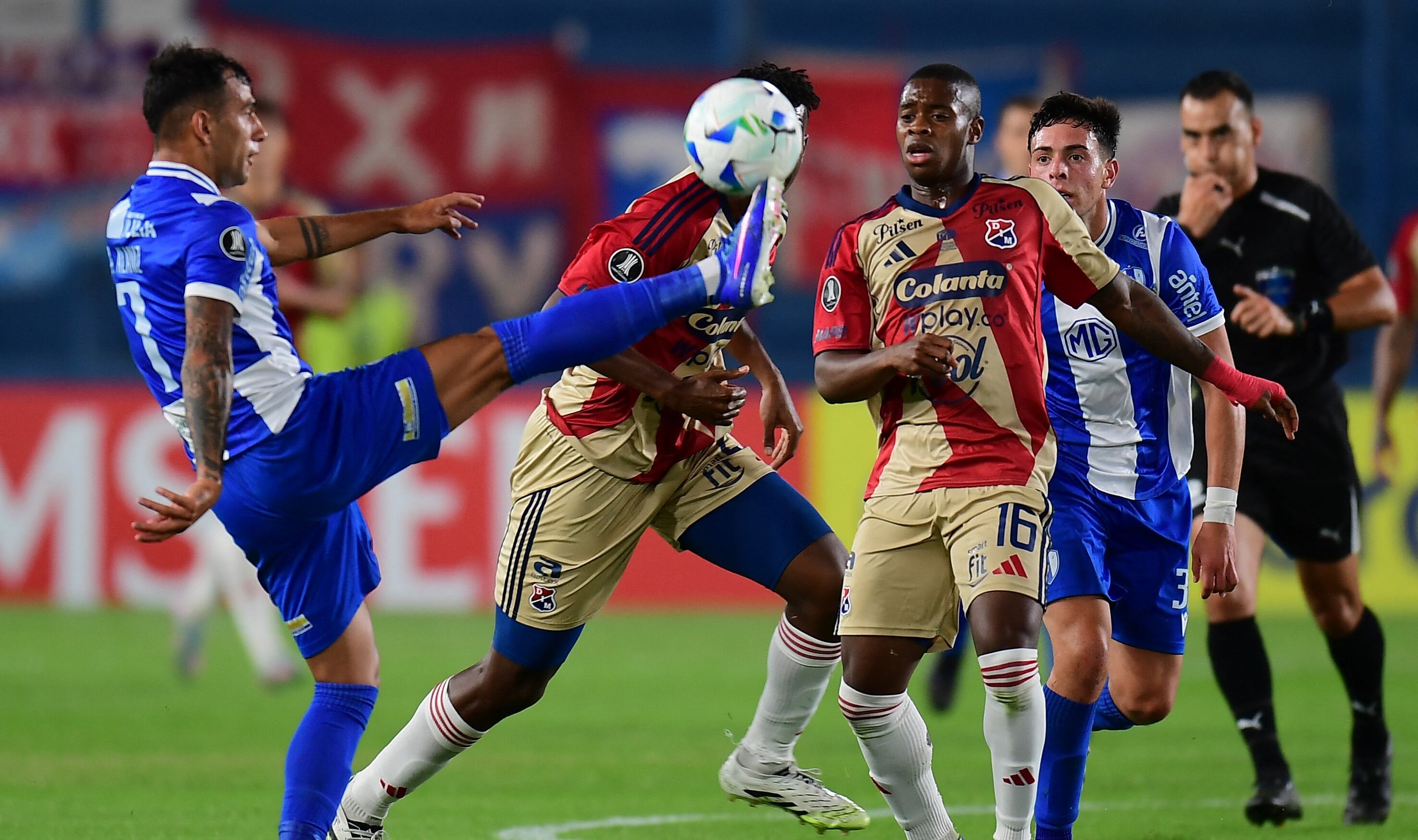 El delantero #07 de Juventud, Agustín Alaniz (izq.), y el mediocampista #16 de Independiente Medellín, Halam Loboa, disputan el balón durante el partido de ida de la tercera fase de la Copa Libertadores entre Juventud de Uruguay e Independiente Medellín de Colombia, en el Estadio Gran Parque Central de Montevideo, el 5 de marzo de 2026. (Foto: Dante FERNANDEZ / AFP)