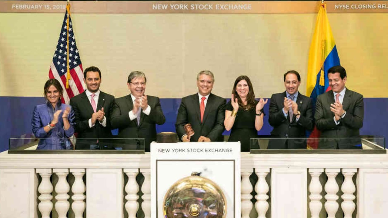 El presidente Duque y su comitiva tocando la campana de cierre en Wall Street