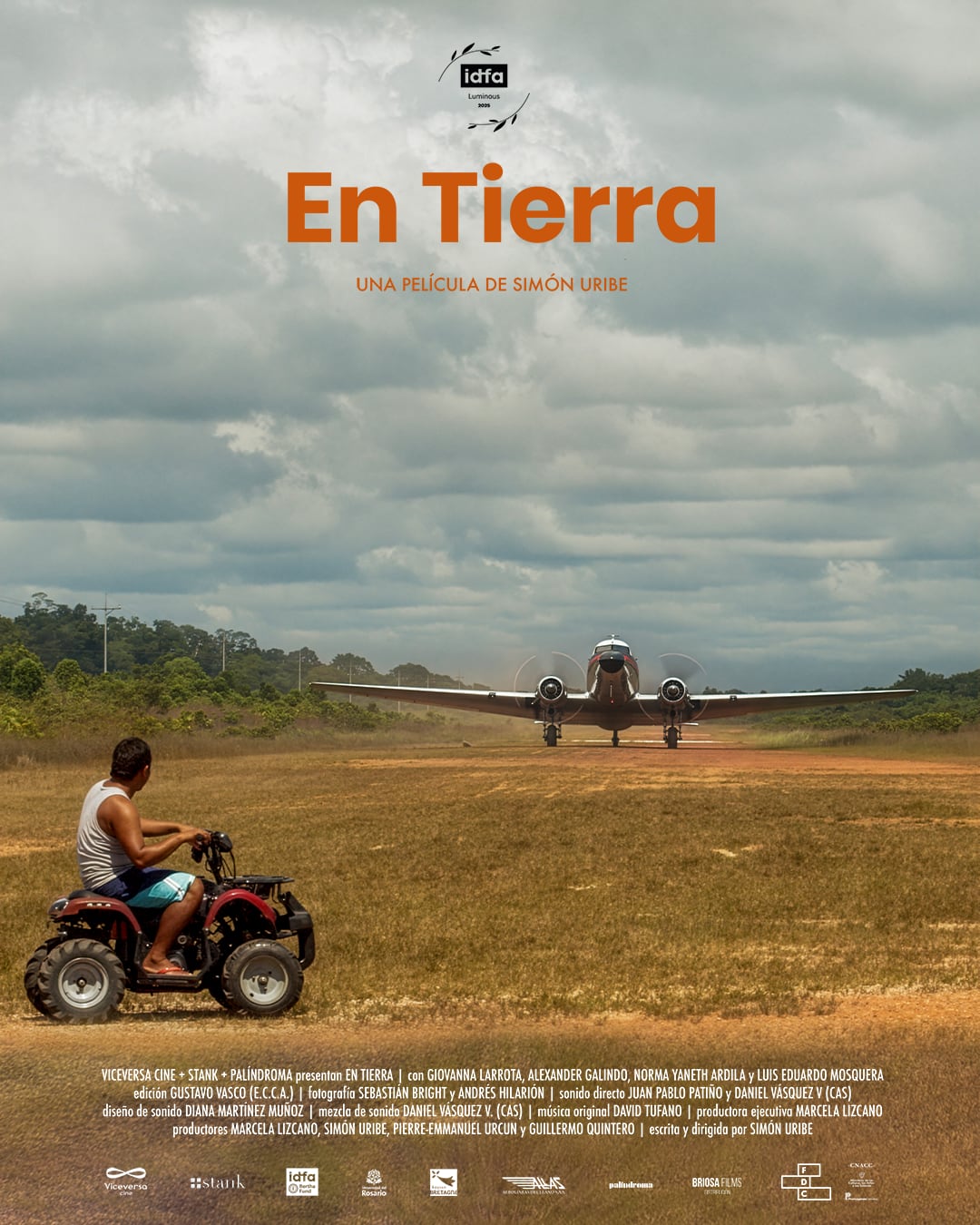 'En Tierra', dirigida por Simón Uribe, producida por Marcela Lizcano.