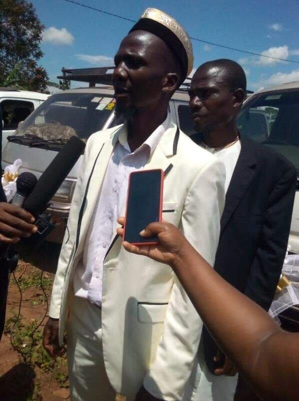 El sujeto tiene una buena situación económica en su aldea.