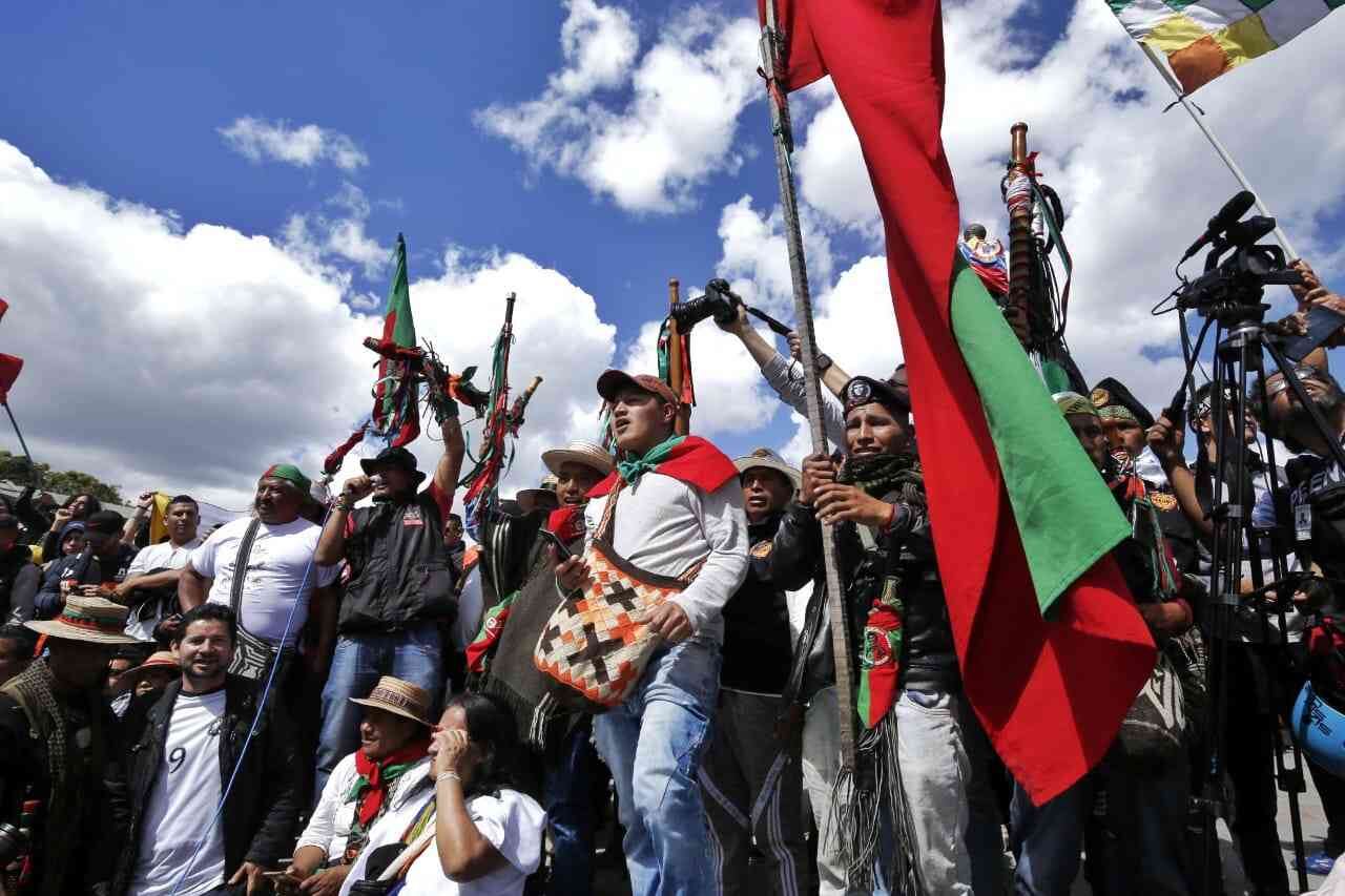 Entre bastones de mando, boinas tejidas y banderas de color verde y rojo, la Guardia Indígena participó en las movilizaciones que se llevaron a cabo en Bogotá. Foto: Guillermo Torres