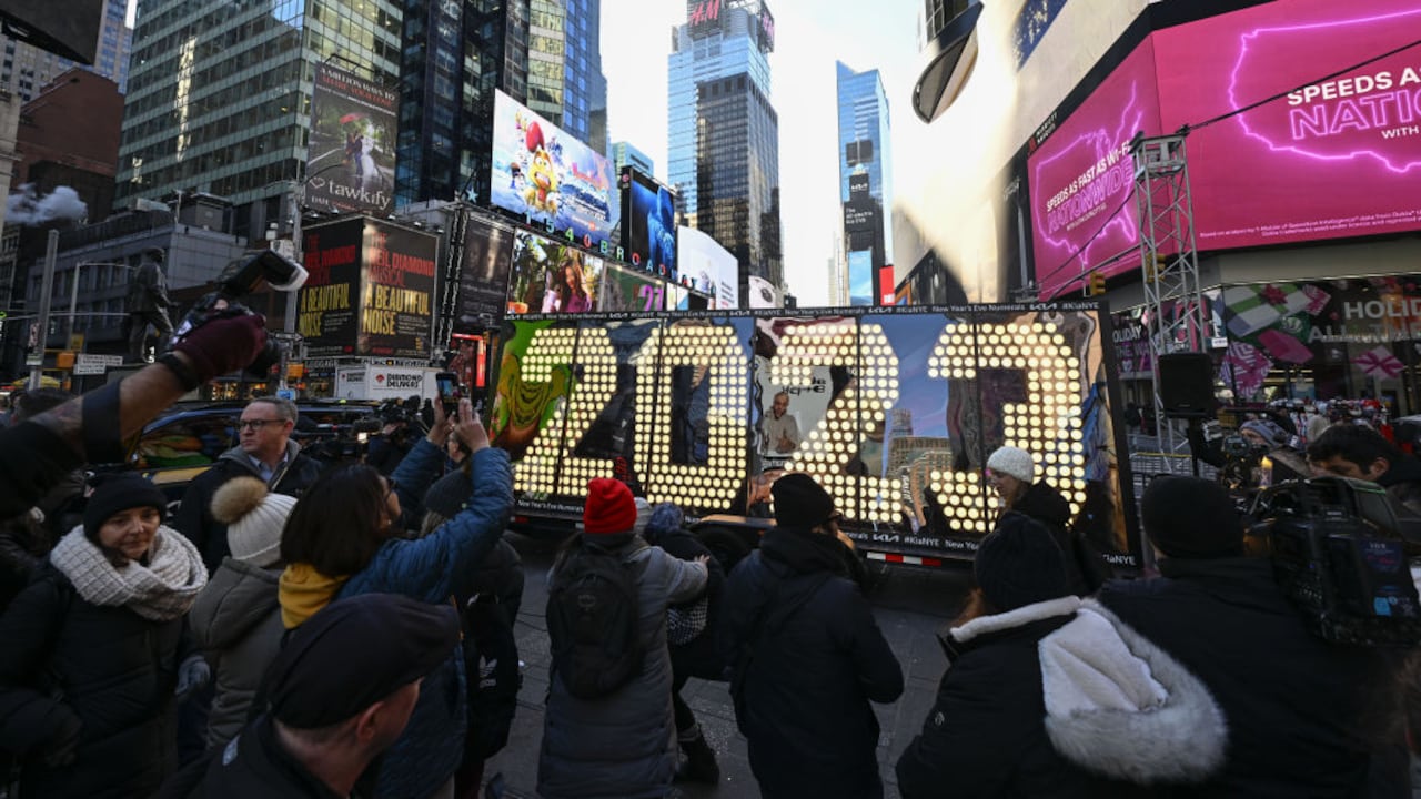 Los números "2023" de la víspera de Año Nuevo llegaron a la mundialmente famosa Times Square de Nueva York en Nueva York, Estados Unidos, el 20 de diciembre de 2022. Solo unos días antes del año nuevo, los preparativos para la víspera de Año Nuevo Las celebraciones continúan con mucha ilusión. Los números que se encenderán a la medianoche del 31 de diciembre fueron llevados a la ciudad. (Foto de Fatih Aktas/Agencia Anadolu a través de Getty Images)