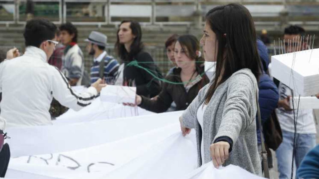 Voluntarios ayudan a montar la acción. Crédito: Guillermo Torres.
