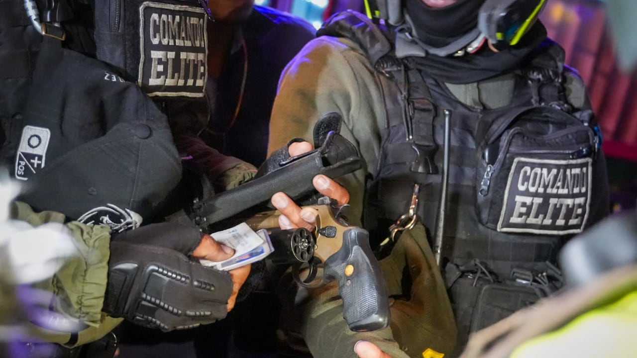En medio de un megaoperativo en varias zonas de Kennedy, las autoridades capturaron a dos sujetos, uno de ellos por portar un arma de fuego y una granada.