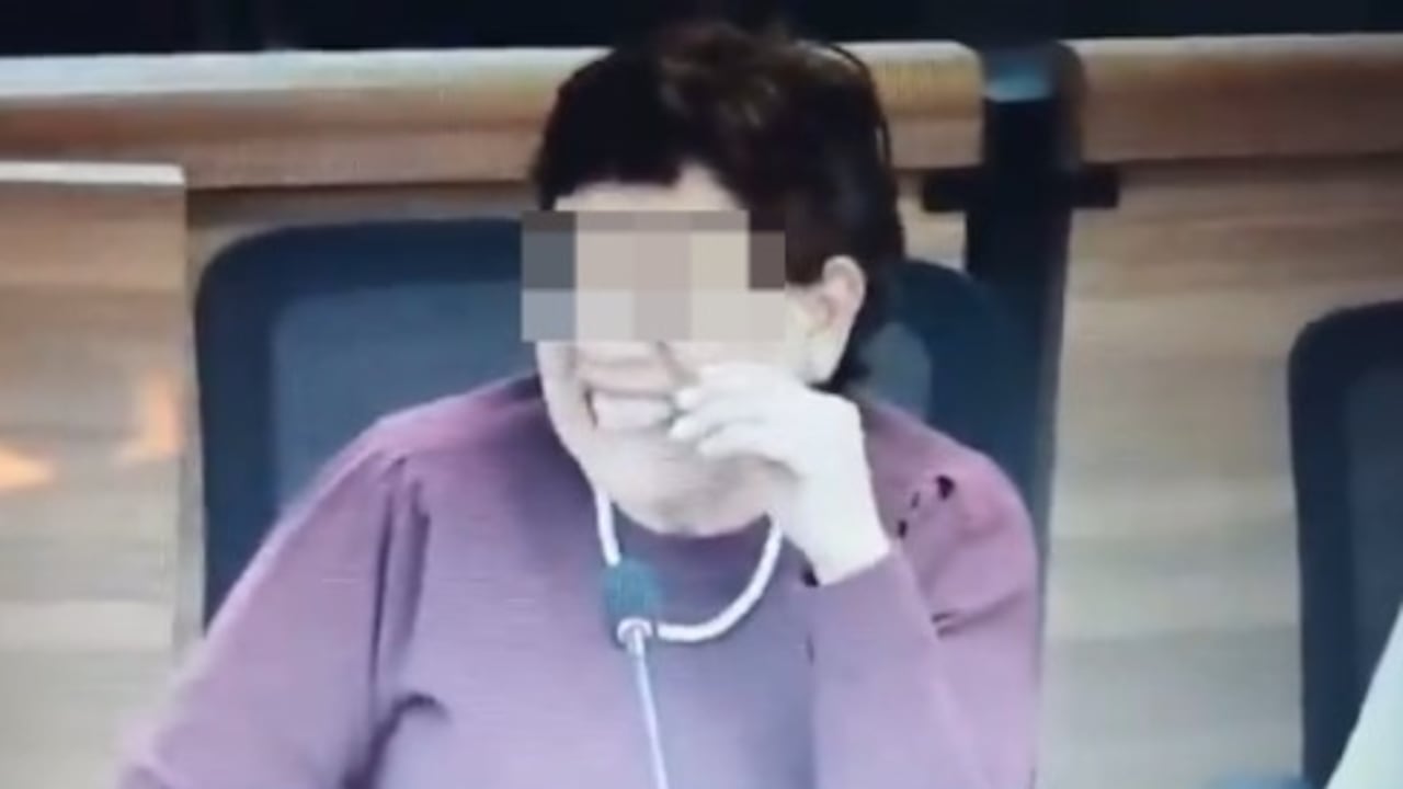 Fiscal hace seña a un testigo para decirle que responder en juicio