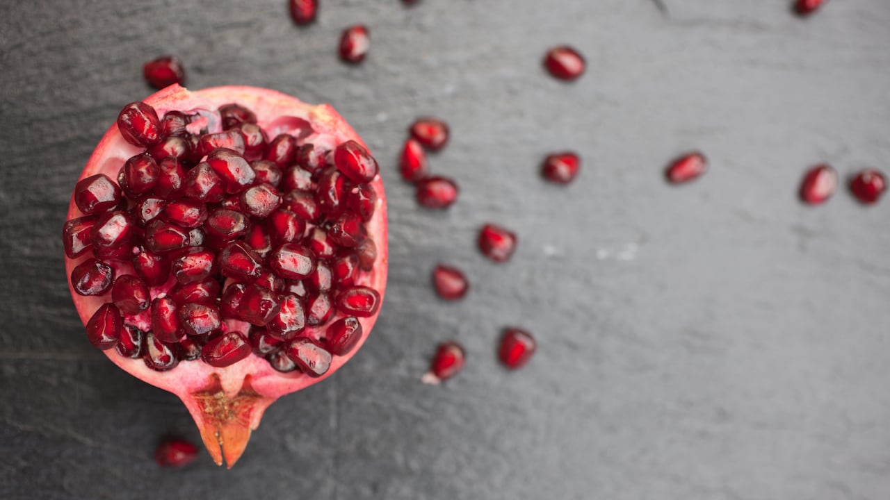 La granada es una de las frutas que más estimula la producción de testosterona en hombres y mujeres.