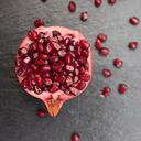 La granada es una de las frutas que más estimula la producción de testosterona en hombres y mujeres.