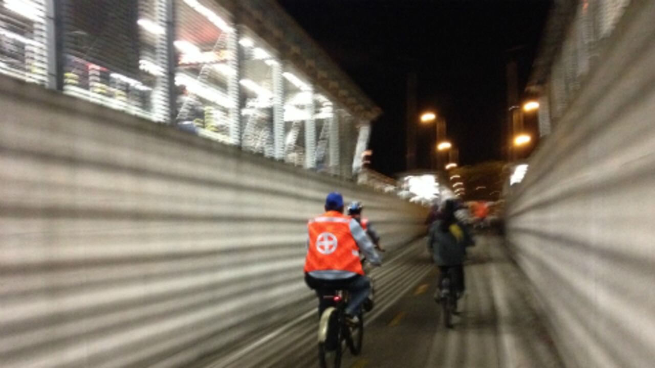Pedalear en las noches bogotanas se ha convertido en una forma de conocer la ciudad para propios y extraños.