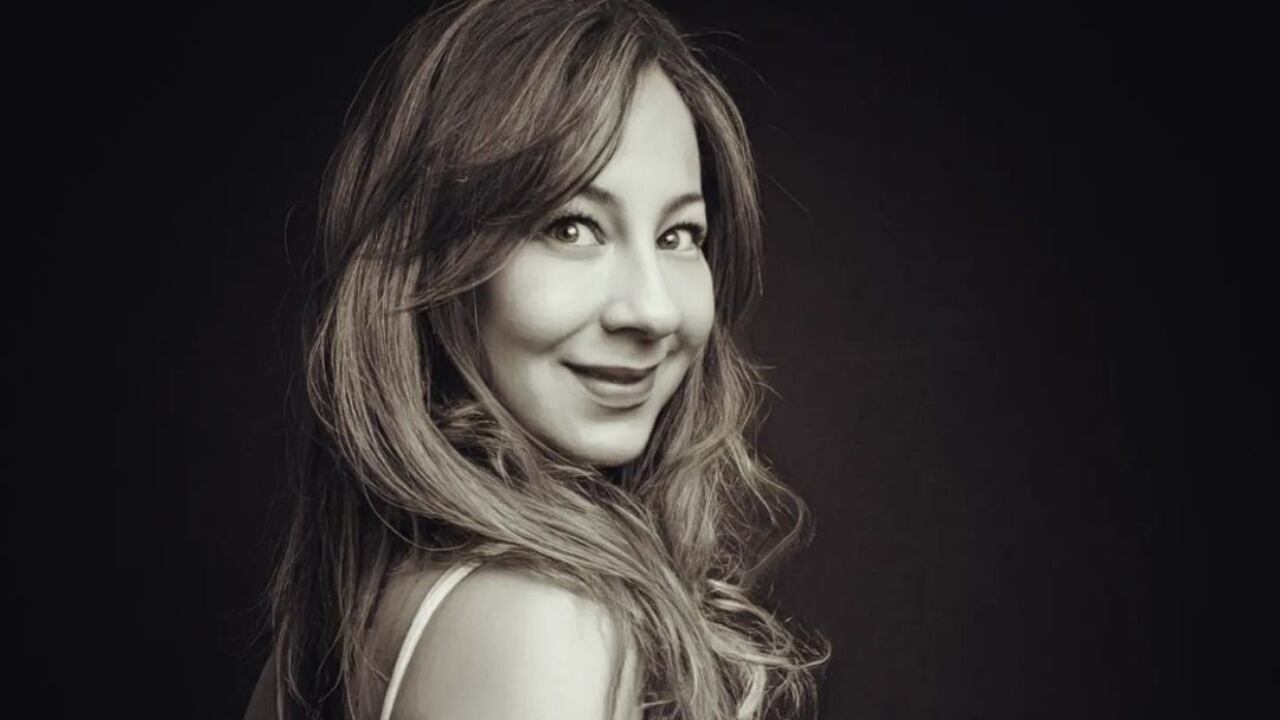 La mujer espera que todo se solucione de manera oportuna.