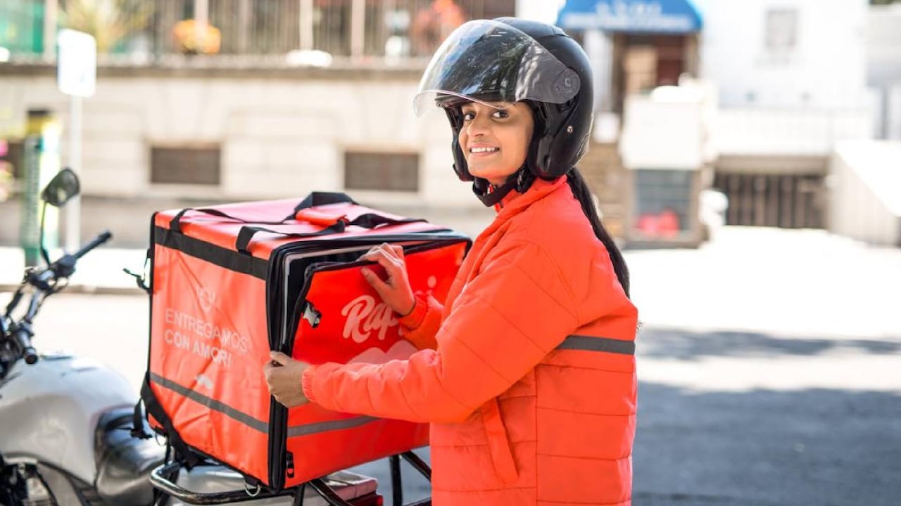 Repartidores de Rappi se sindicalizan para exigir mejor trato laboral; la plataforma digital defiende su modelo.