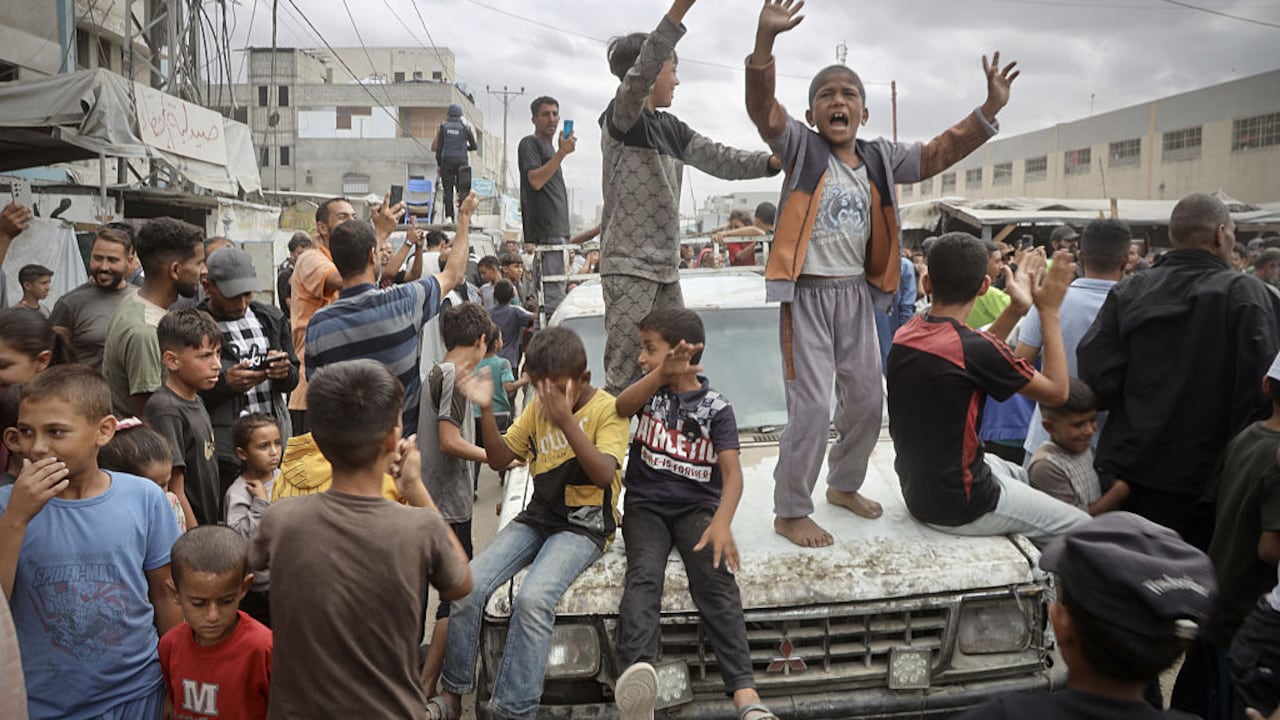 Israel y Hamás llegaron a un acuerdo el jueves para un alto el fuego en Gaza tras dos años de guerra, que incluye la liberación de los rehenes a cambio de la excarcelación de cientos de palestinos.