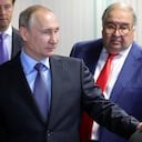 En esta foto de archivo tomada el 14 de julio de 2017, el presidente ruso, Vladimir Putin (izquierda), y el fundador de USM Holdings, Alisher Usmanov (derecha), observan el centro de control del nuevo taller que produce briquetas de hierro en caliente en Lebedinsky Mining and Processing Combine. (Metalloinvest MC LLC) en la región de Belgorod - AFP