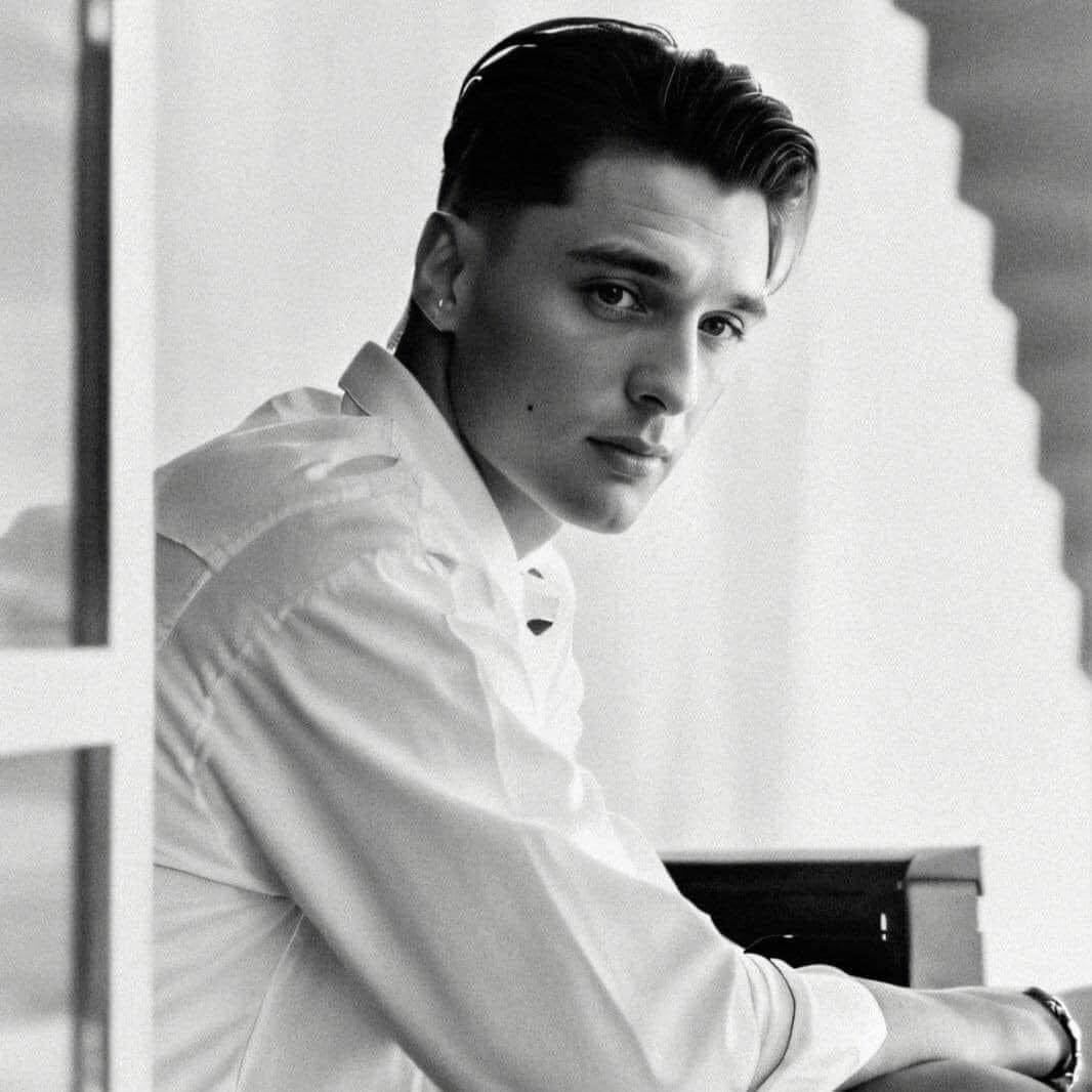 Peso Pluma lució su nuevo cambio de look en su Instagram, pero muchos usaron la inteligencia artificial para simular cómo se ve con su nuevo corte de cabello y esto causó una gran impresión.