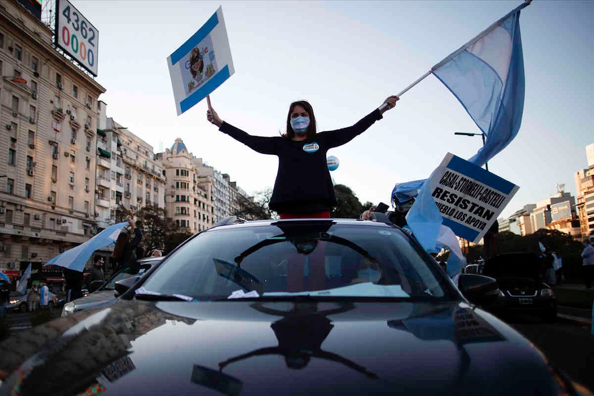 Una mujer protesta contra las políticas de cuarentena del gobierno para contener el coronavirus en Buenos Aires, Argentina, el lunes 17 de agosto. Los manifestantes dijeron que consideran las restricciones como una violación de su libertad personal. Foto: Natacha Pisarenko / AP