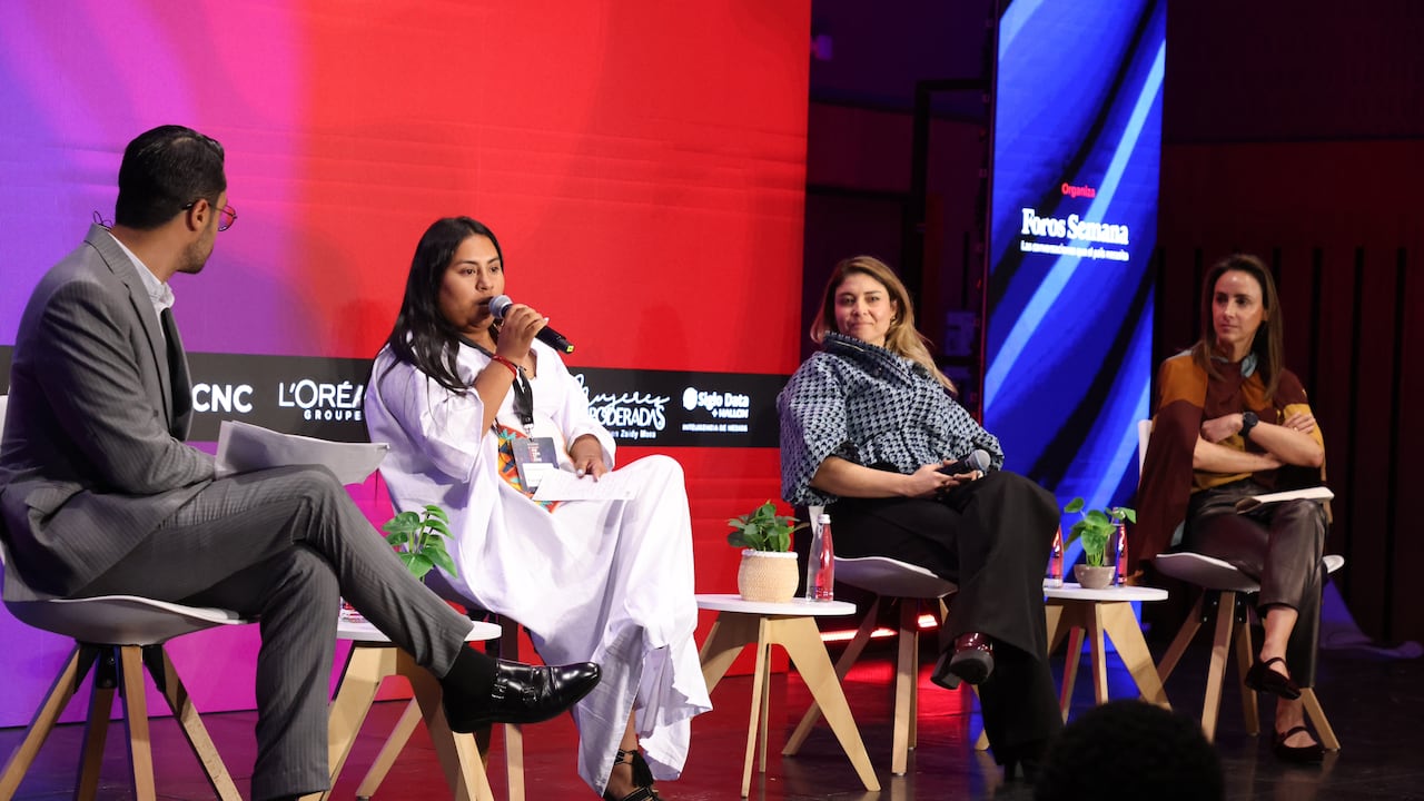 De izquierda a derecha: Jonathan Toro, periodista de SEMANA; Yoselin Antonia Ibarra Gómez, mujer líder en la comunidad wayuu ichipa de la Alta Guajira, proyecto eólico Jemeiwaa Ka’i, de AES Colombia; Carolina Solano, CEO & founder de WAIAS y María Consuelo Castro, gerente de Sostenibilidad & ESG de Claro Colombia.