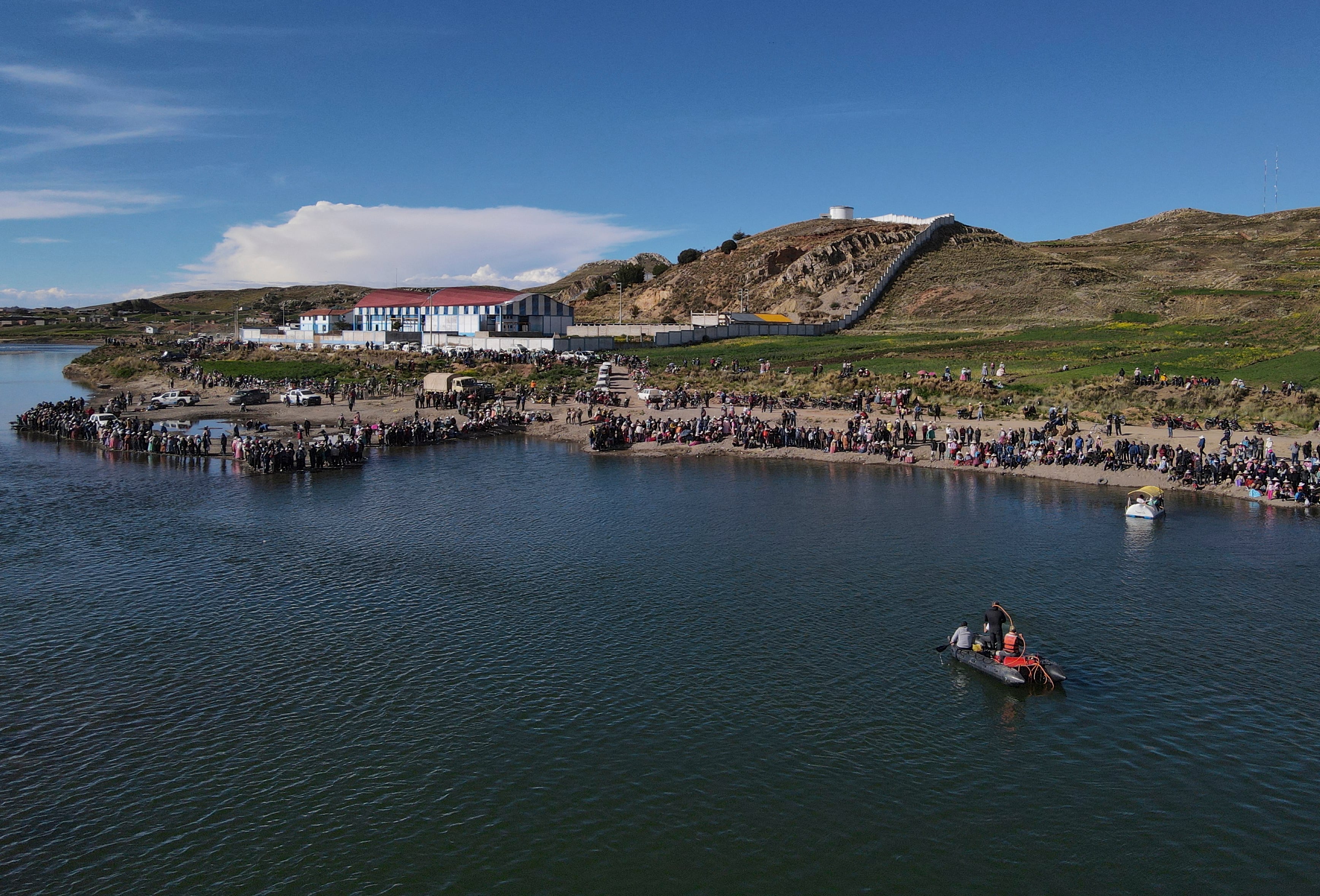Los seis militares habrían muerto ahogados cuando intentaban refugiarse de los ataques de los manifestantes. Foto: AFP.