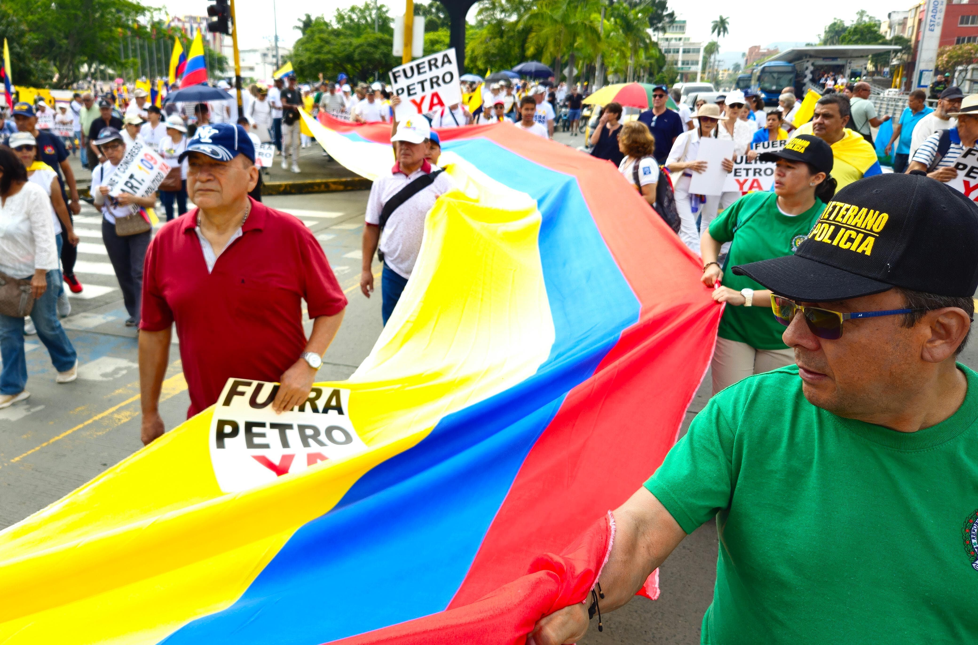 Marcha en contra del gobierno Petro sale del parque de las banderas en Cali