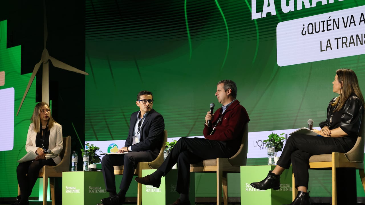 Rodrigo Peñailillo, gerente regional del Norte Andino y Panamá y representante de CAF en Colombia; Guillermo Carvajal Ramírez, gerente de Asuntos Corporativos de Riopaila Castilla S. A. y
Martha Ruby Falla, directora de Sostenibilidad Corporativa de Postobón. Moderó Laura Charry, editora central de SEMANA.