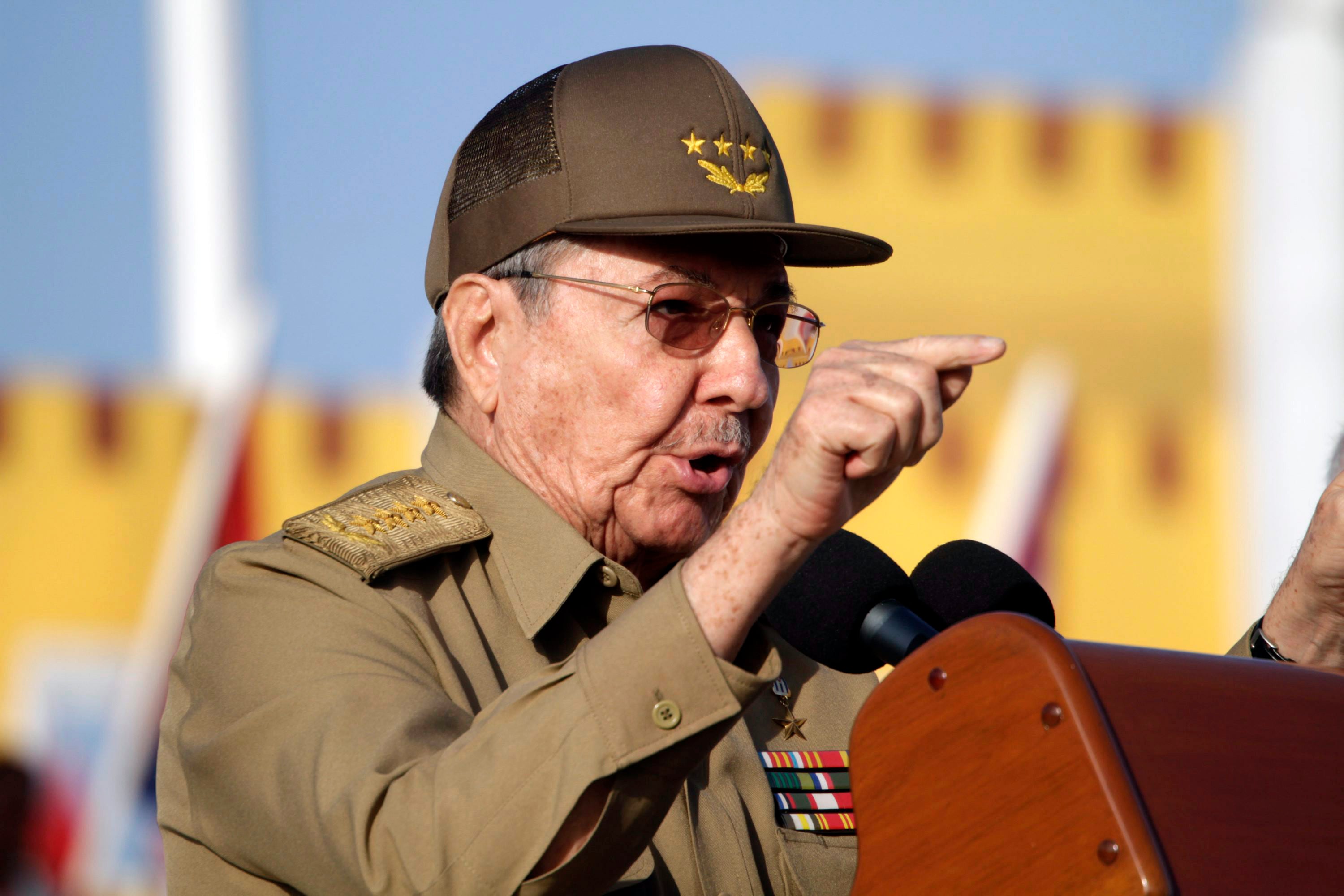 El presidente cubano Raúl Castro habla durante un acto para conmemorar el 59.º aniversario del ataque al cuartel Moncada, liderado por Fidel Castro en 1953, el 12 de julio de 2012, en Guantánamo, Cuba.