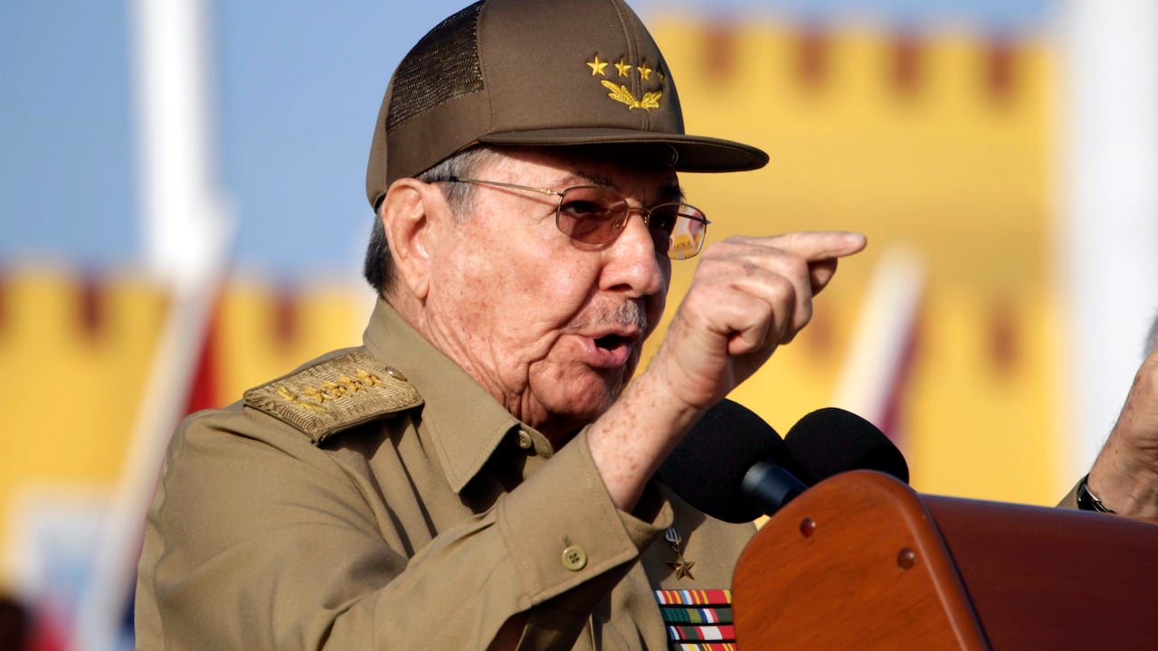 El presidente cubano Raúl Castro habla durante un acto para conmemorar el 59.º aniversario del ataque al cuartel Moncada, liderado por Fidel Castro en 1953, el 12 de julio de 2012, en Guantánamo, Cuba.