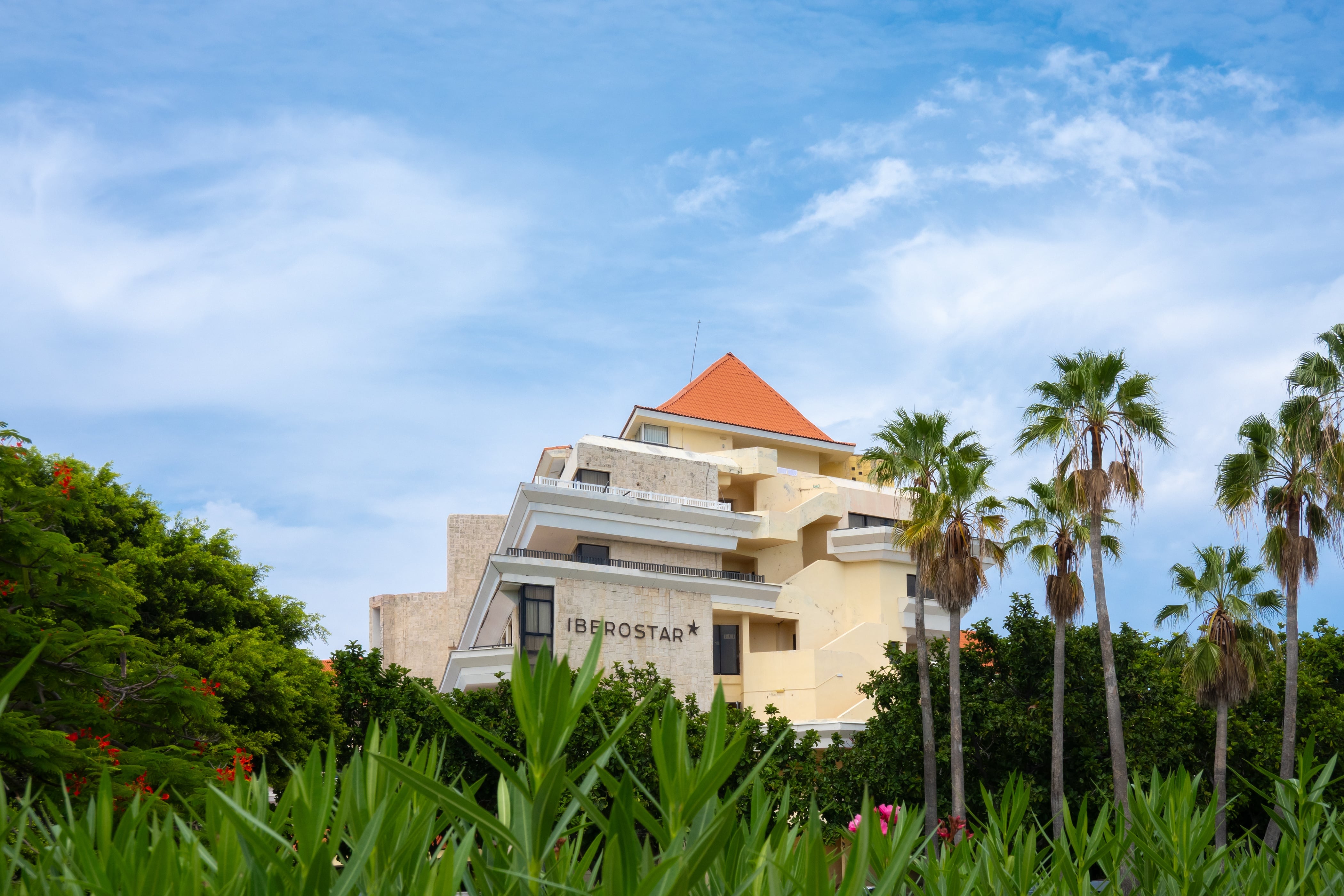 Edificio del Hotel Iberostar en Varadero, Cuba detrás de palmeras