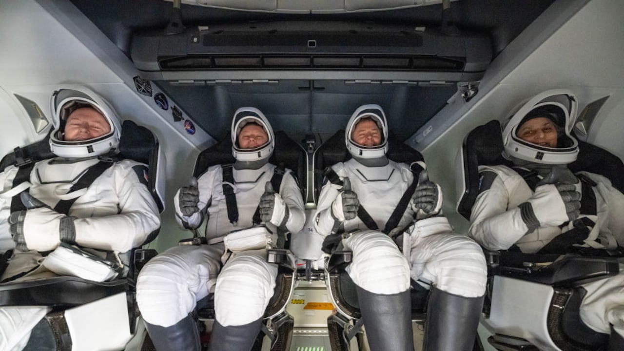 Astronautas expuestos a microgravedad por meses enfrentan efectos físicos aún bajo estudio.