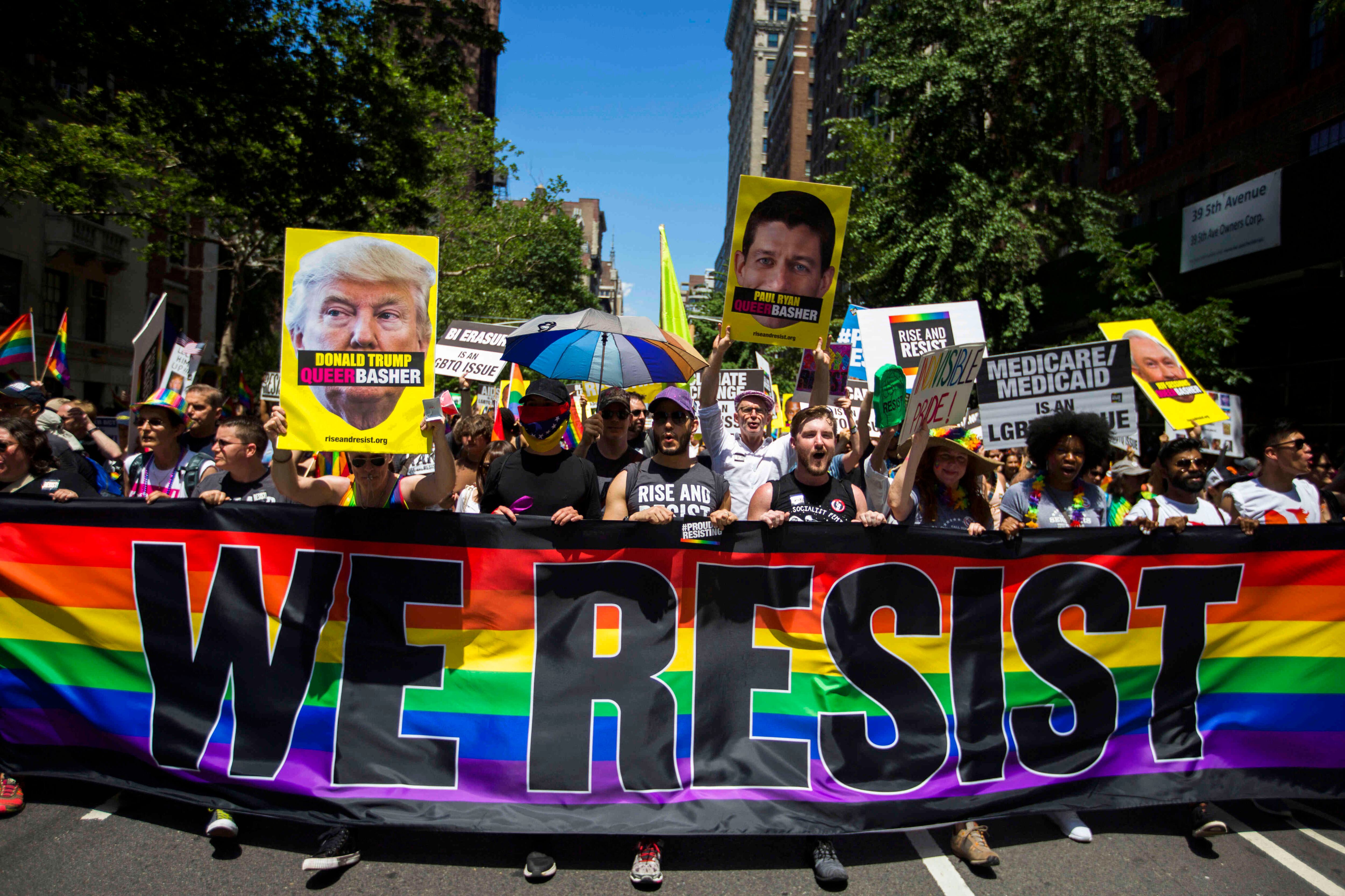 En Nueva York la marcha tuvo un tinte político. Varios manifestantes llevaron pancartas y camisetas con mensajes de resistencia al presidente Trump. Foto: AP