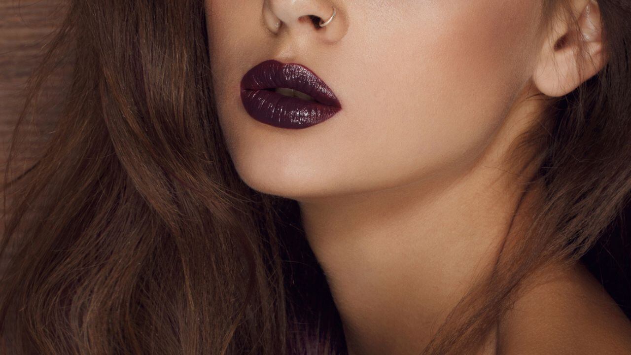 Labial morado profundo