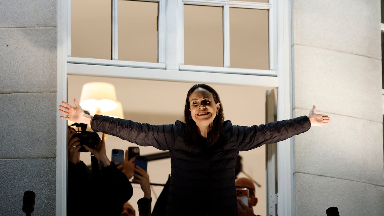 Esta es una de las imágenes más conmovedoras de la aparición, en la madrugada del 11 de diciembre, de María Corina Machado.