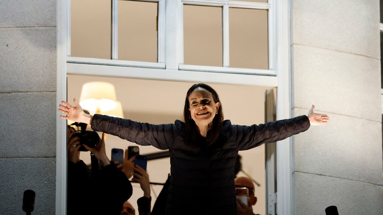 Esta es una de las imágenes más conmovedoras de la aparición, en la madrugada del 11 de diciembre, de María Corina Machado.