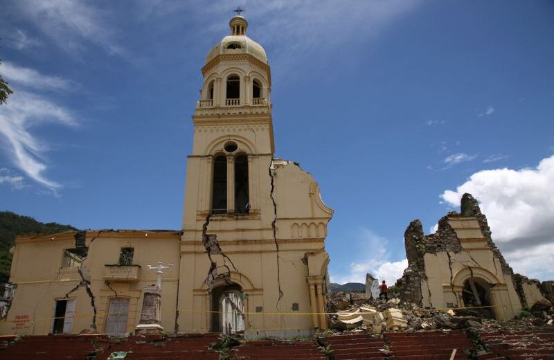 Una de las torres de la iglesia se niega caer