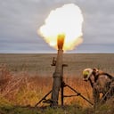 Soldados de la Guardia Nacional de Ucrania disparan contra posiciones rusas con un mortero cerca de Kharkiv, Ucrania, el martes 25 de octubre de 2022. (AP Photo/Andrii Marienko)