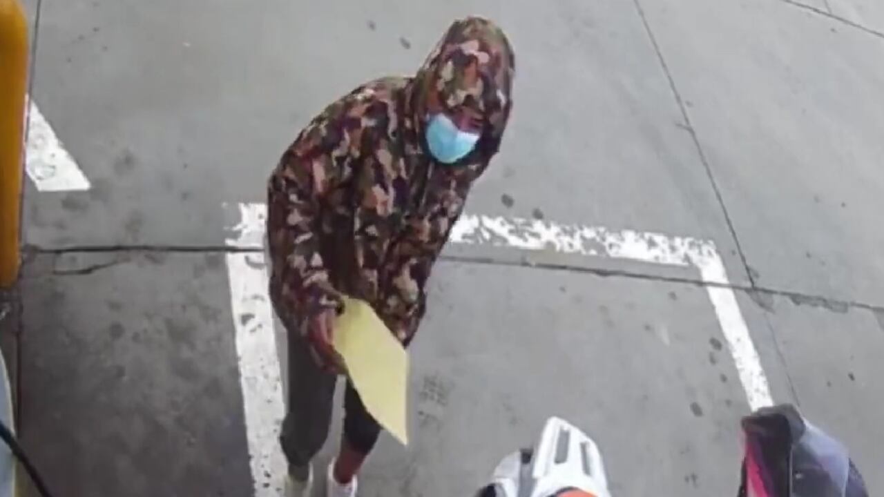 En video quedó registrado el momento cuando una mujer entrega el sobre con el supuesto panfleto a uno de los trabajadores de la estación de servicio.