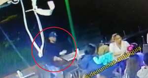 Atraco en restaurante de Medellín quedó registrado en un video. La Alcaldía busca al protagonista con una millonaria recompensa.