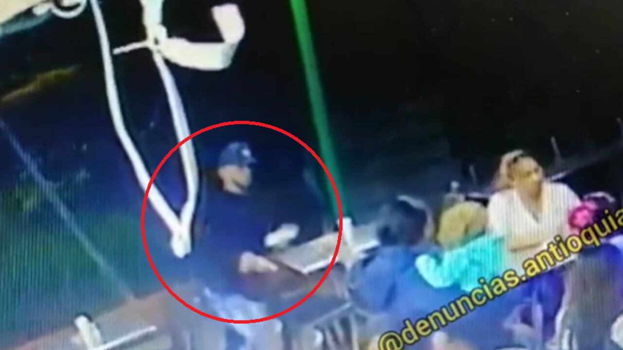 Atraco en restaurante de Medellín quedó registrado en un video. La Alcaldía busca al protagonista con una millonaria recompensa.