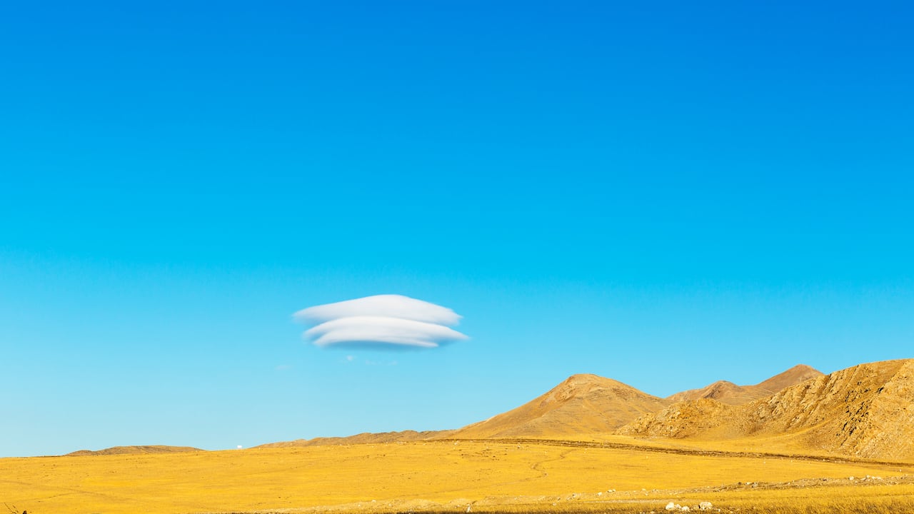 Nube lenticular sobre pastizales, en el lago Sailimu de Xinjiang (China) - Foto de referencia