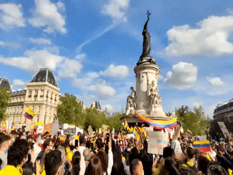 Colombianos en la Plaza de la República en París