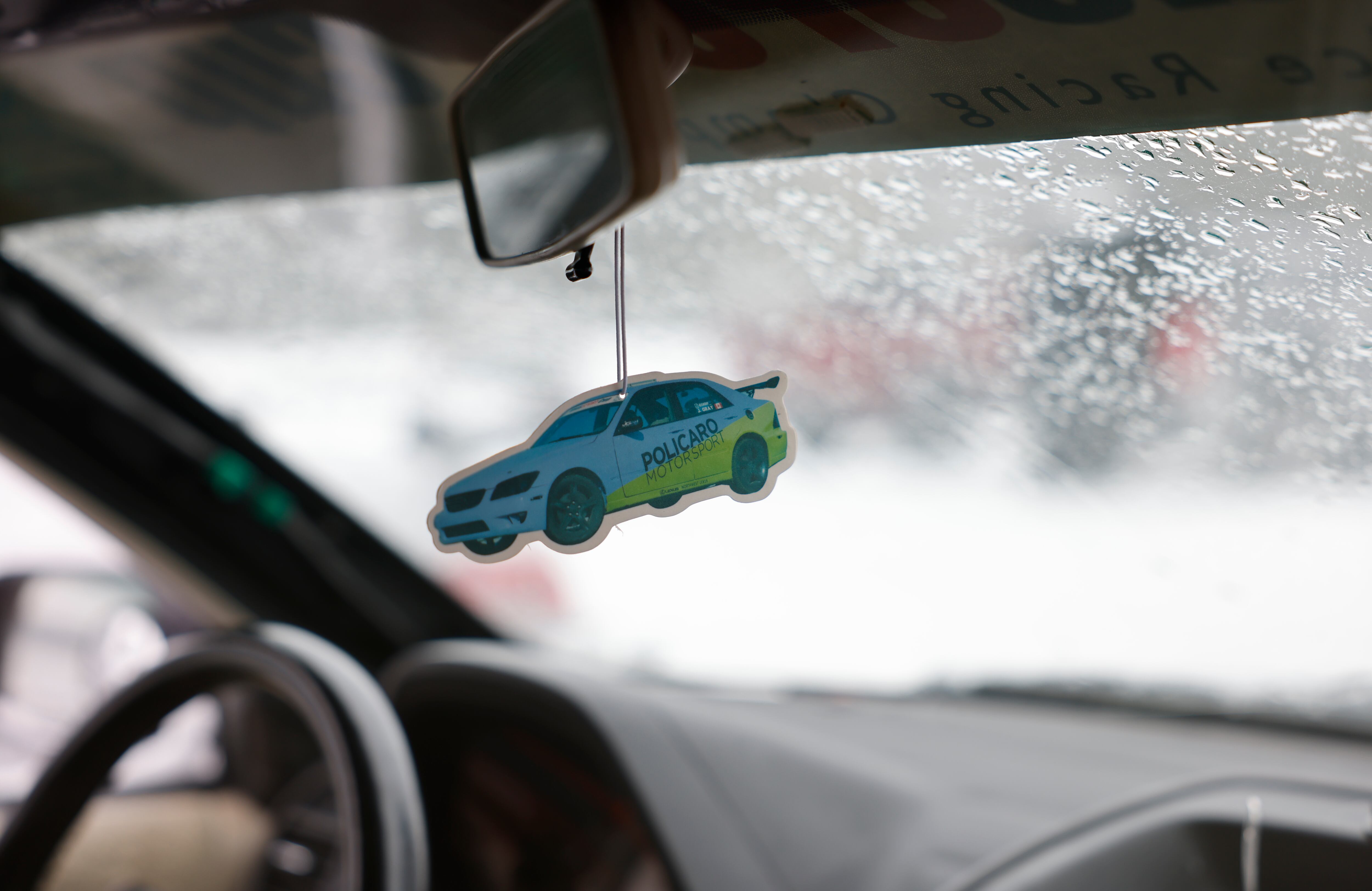 Adornos en el espejo retrovisor pueden distraer al conductor y limitar la visión.