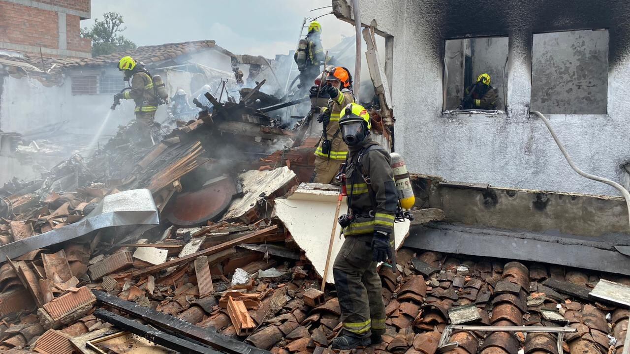 El cuerpo de bomberos hizo presencia en el lugar de la emergencia.
