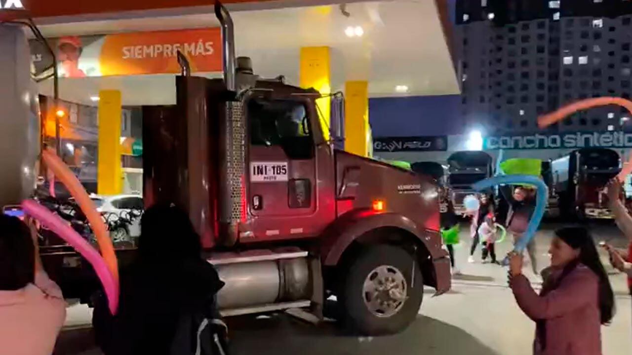 La llegada de los carro tanques a Colombia desde Ecuador.