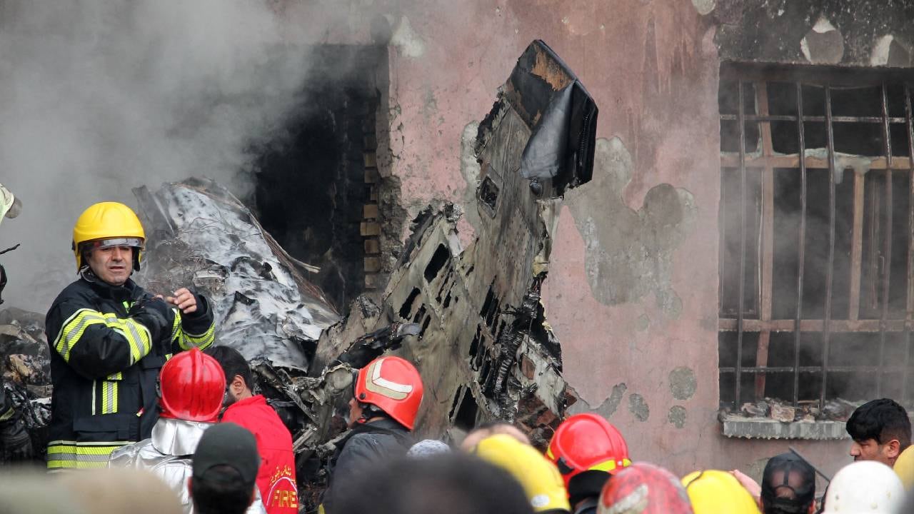 Un avión de combate se estrelló contra un muro de una escuela y dejó tres muertos en Irán.