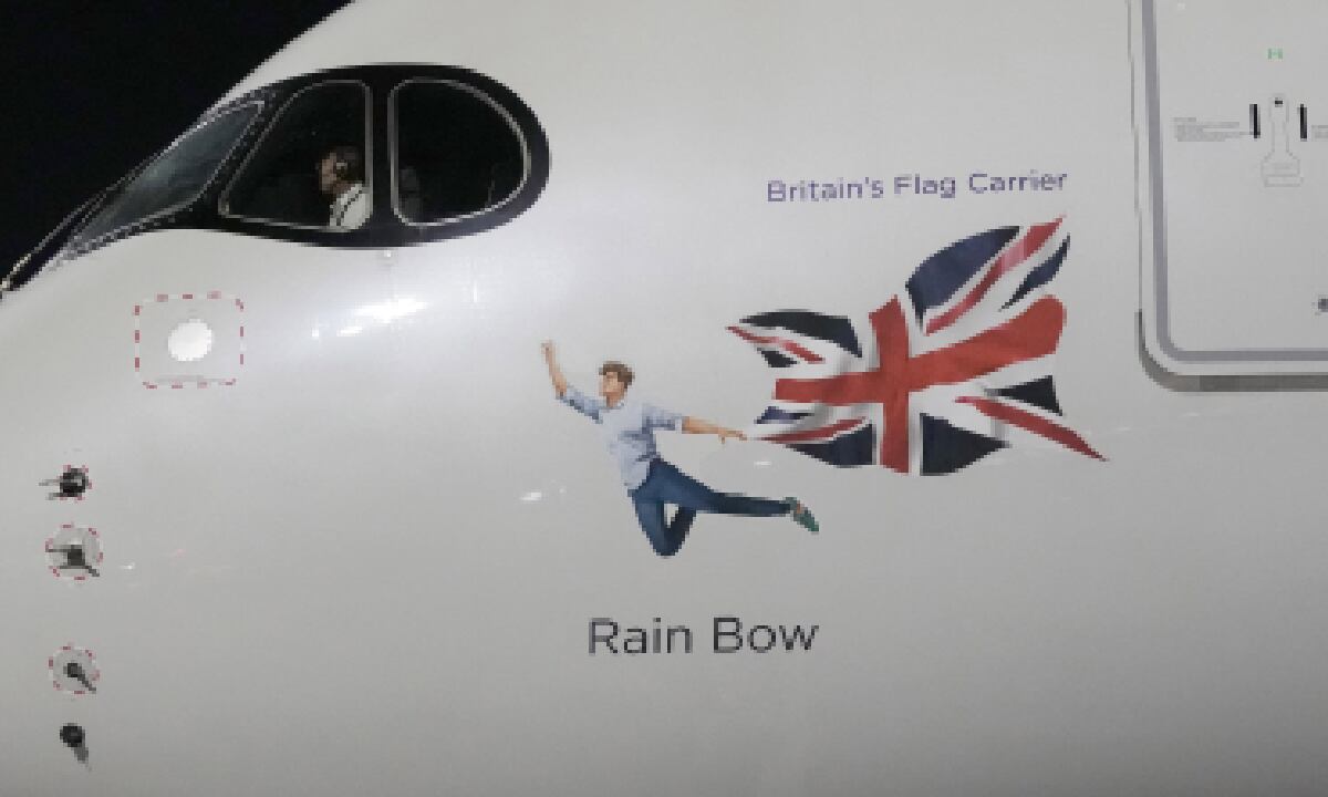 Con mensajes en su avión, Reino Unido sentó su posición de rechazo ante mensajes homófobos por parte de organización del mundial de Qatar 2022.