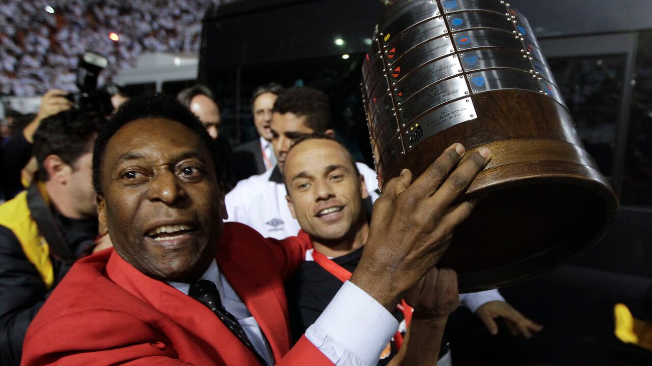 Pelé, el rey brasileño del fútbol que ganó un récord de tres Copas del Mundo y se convirtió en una de las figuras deportivas más destacadas del siglo pasado, murió en Sao Paulo el jueves 29 de diciembre de 2022. Tenía 82 años. (AP Photo/Andre Penner, File)
