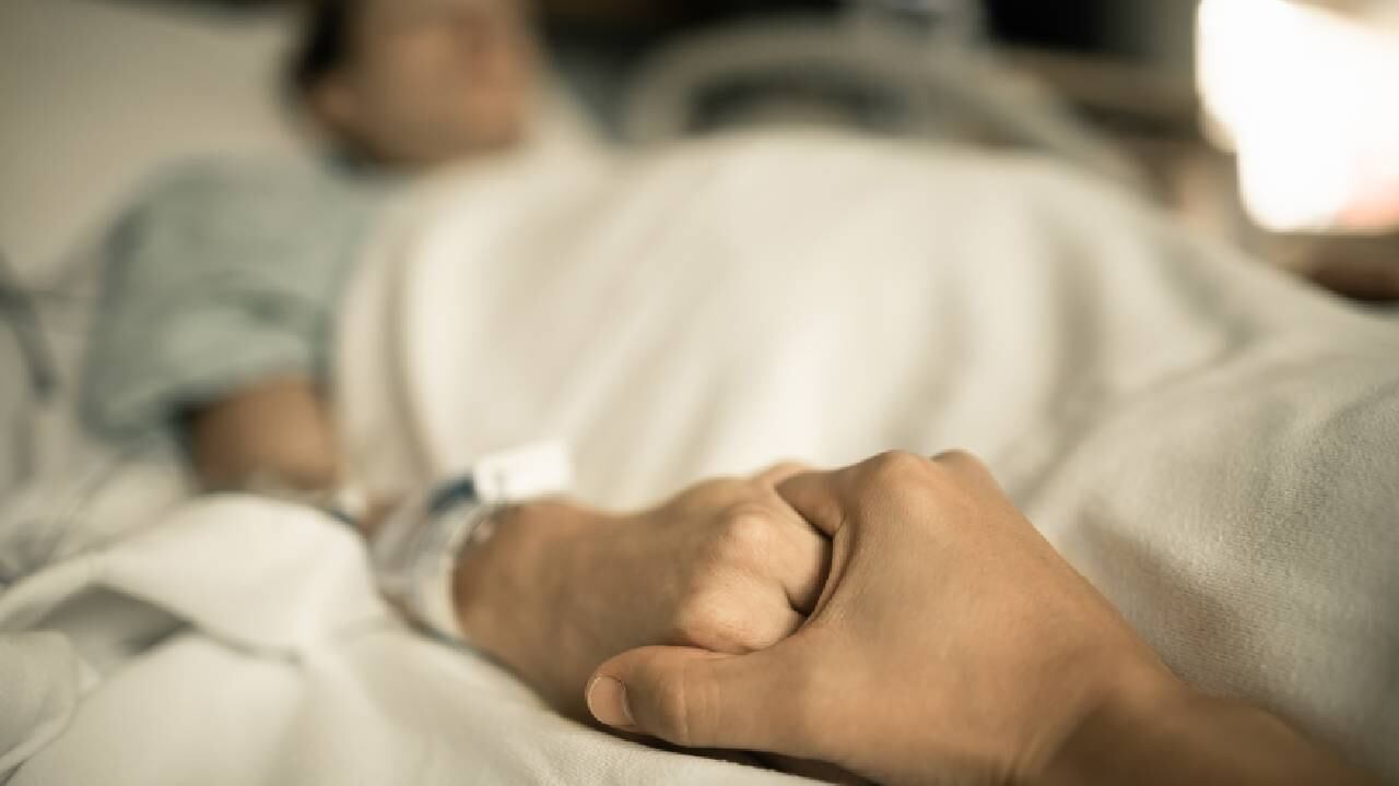 Hombre estadounidense pidió ayuda en una plataforma digital por descubrimiento, tras seis años de matrimonio (imagen de referencia mujer hospitalizada).