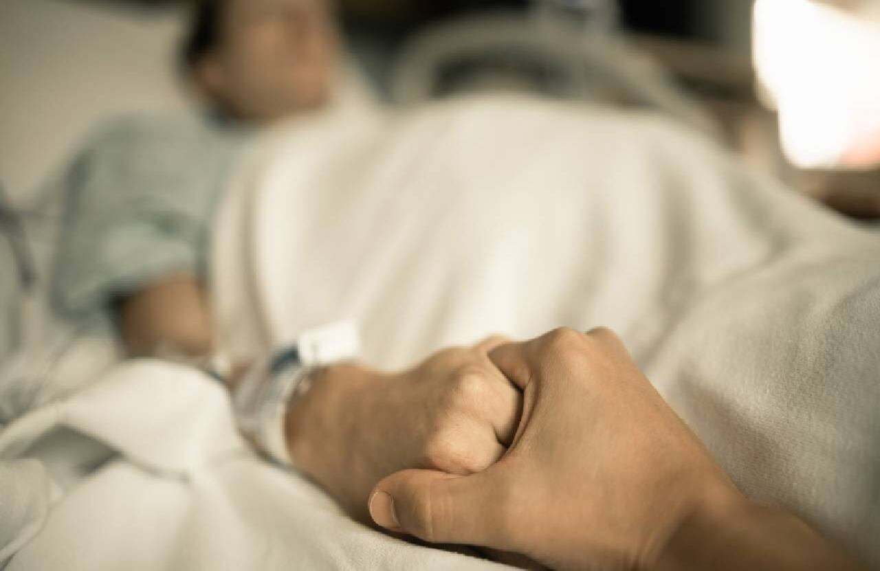 Hombre estadounidense pidió ayuda en una plataforma digital por descubrimiento, tras seis años de matrimonio (imagen de referencia mujer hospitalizada).